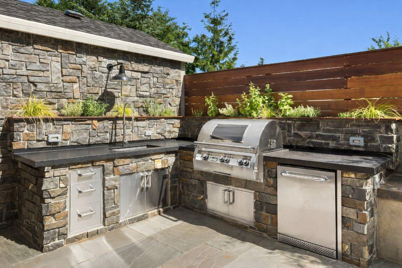 Outdoor kitchen masonry in Hialeah, FL
